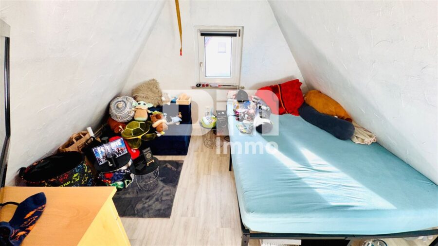 (Reserviert)!!!Umfassend saniertes Ein-/Zweifamilienhaus + Carport, PV-Anlage, Speicher, Wallbox - DG Ausgebauter Dachboden Raum 3